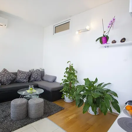 Super Neda Apartment